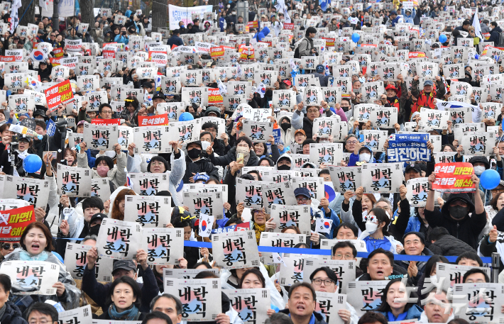 1일 서울 안국역 인근에서 열린 '야 5당 윤석열 파면 촉구 범국민대회'에서 참석자들이 윤 대통령의 탄핵을 촉구하고 있다. 류영주 기자
