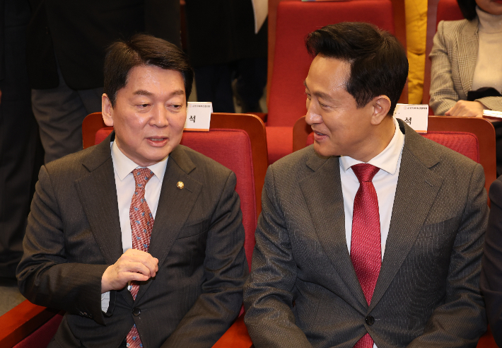 6일 서울 여의도 국회도서관에서 열린 '분권형 권력구조 개헌 대토론회'에서국민의힘 안철수 의원과 오세훈 서울시장이 대화하고 있다. 연합뉴스