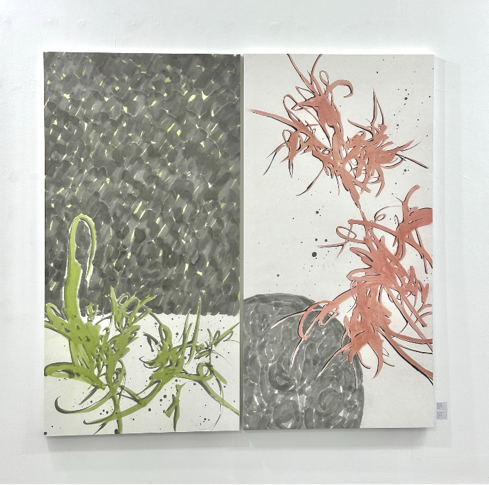 손현기, 별과 벌레사이, 한지에 채색, 135x70cm, 2025, 손 작가 제공, 충동-소란, 한지에 채색, 70x135cm, 2025, 인영갤러리 제공 