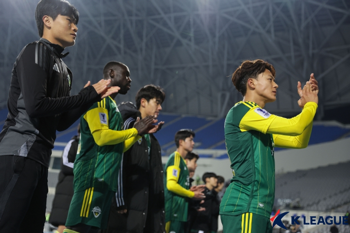 팬들에게 인사하는 이승우. 한국프로축구연맹