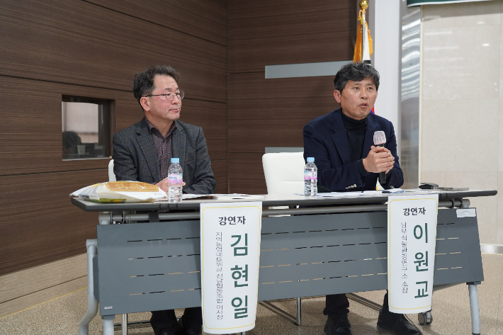 왼쪽부터 김현일 이사장과 이원교 소장. 순천농협 제공 