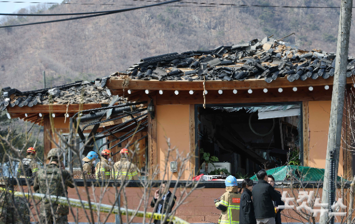 6일 경기 포천시 승진훈련장에서 열린 한미연합훈련 중 포탄이 민가에 떨어져 인명 피해가 발생한 가운데 사고가 발생한 마을 일대가 통제되고 있다. 포천=사진공동취재단