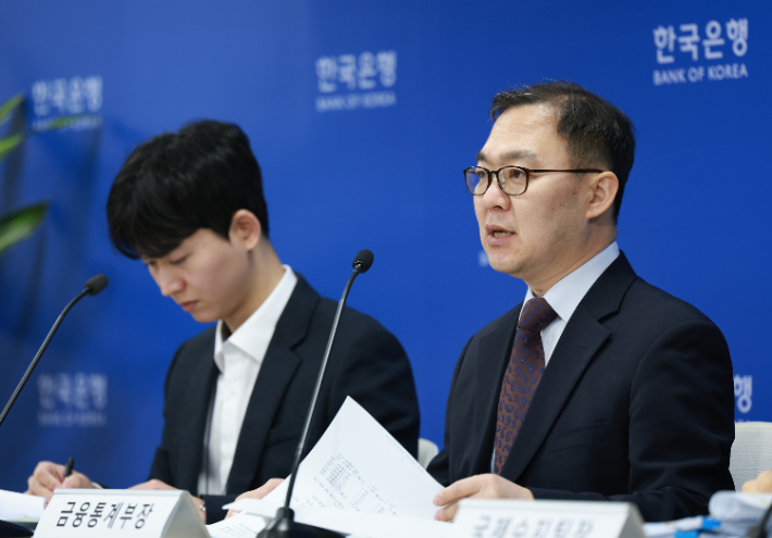 송재창 금융통계부장이 7일 서울 중구 한국은행에서 2025년 1월 국제수지(잠정)의 주요 특징을 설명하고 있다. 한국은행 제공