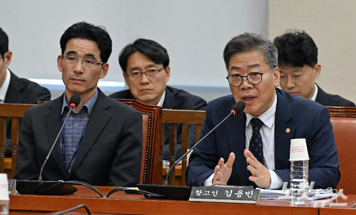 김용빈 중앙선거관리위원회 사무총장이 지난 6일 서울 여의도 국회에서 열린 김대웅 중앙선관위 위원 후보자의 인사청문회에 출석해 의원 질의에 답변을 하는 모습. 왼쪽은 장병호 중앙선관위 정보보호과장. 윤창원 기자