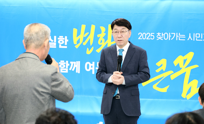 우범기 전주시장이 7일 팔복동에서 연 '찾아가는 시민과의 대화'에서 한 시민의 의견을 듣고 있다. 전주시 제공