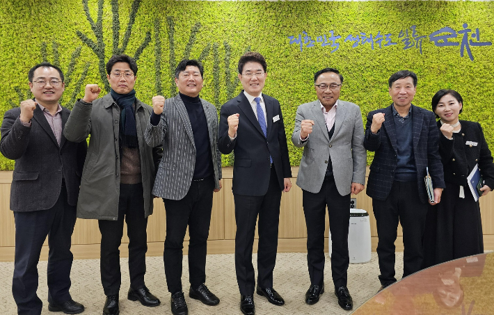 왼쪽부터 김재빈 미래산업국장, ㈜이노테크 여인우 감사, ㈜코리아넷 채강석 부회장, 노관규 순천시장, 정오용 율촌·해룡산단협의회장, 김재수 사무국장, 방수진 신성장산업과장. 순천시 제공