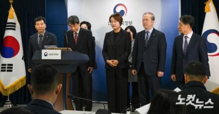 인사하는 이주호 사회부총리