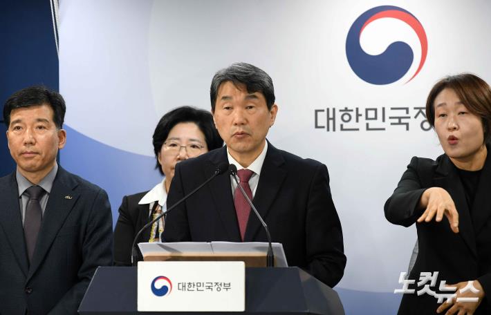 브리핑하는 이주호 교육부 장관