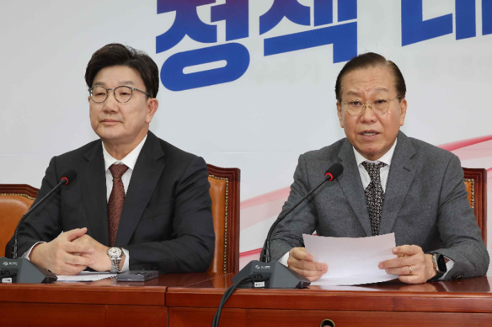 윤석열 대통령의 석방이 알려진 7일 국민의힘 권영세 비상대책위원장(오른쪽)과 권성동 원내대표가 서울 여의도 국회에서 입장 발표를 하고 있다. 연합뉴스