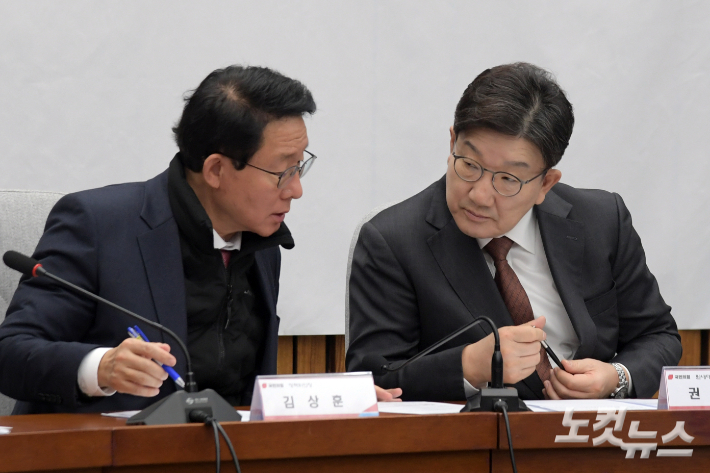 국민의힘 권성동 원내대표와 김상훈 정책위의장이 7일 서울 여의도 국회에서 열린 '가상자산시장의 건전한 발전을 위한 정책과제' 민당정간담회에서 대화를 하고 있다. 윤창원 기자