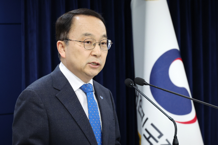 통일부 구병삼 대변인이 28일 서울 종로구 정부서울청사에서 정례브리핑을 하고 있다. 연합뉴스