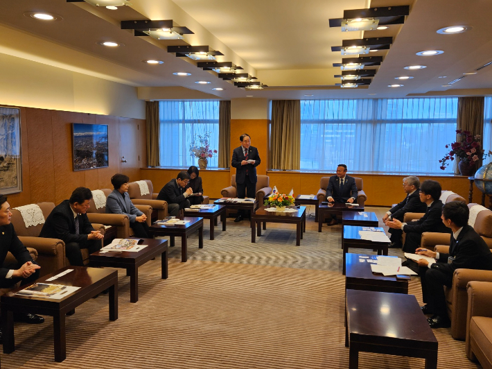 이병선 속초시장이 7일 콤팩트시티 우수 사례로 손꼽히는 일본 도야마현 도야마시를 찾아 후지이 히로히사 도야마시장과 간담회를 가졌다. 속초시 제공
