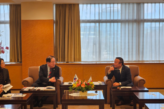 이병선 속초시장(왼쪽) 후지이 히로히사 도야마시장과 대화를 나누고 있는 모습. 속초시 제공