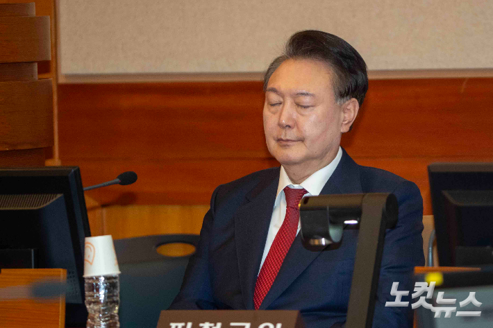 탄핵심판 변론이 열린 가운데 자리에 앉은 윤 대통령이 생각에 잠겨 있다. 사진공동취재단