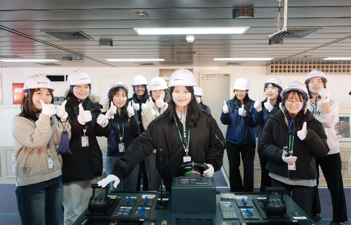 HD현대는 7일 HD현대중공업 울산 본사 야드에서 '차세대 여성공학인재 야드 초청 행사' 행사를 가졌다. HD현대중공업 제공 