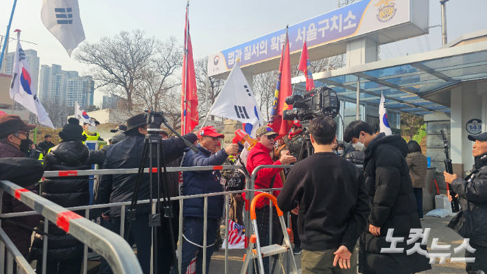 7일 오후 서울구치소 앞에서 일부 지지자들이 언론사 카메라를 향해 욕설을 퍼붓고 있다. 나채영 기자