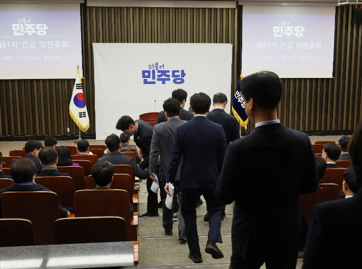 윤석열 대통령의 석방이 알려진 7일 서울 여의도 국회에서 열린 긴급 의원총회에 의원들이 참석하고 있다. 연합뉴스