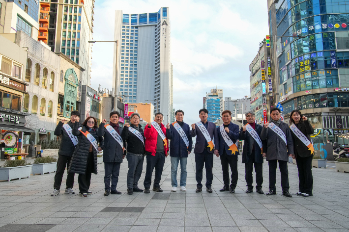 경주시의회 APEC 특별위원회가 부산 해운대를 방문해 기념사진을 촬영하고 있다. 경주시의회 제공