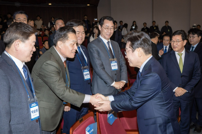 이재준 수원시장이 이재명 대표와 악수하고 있는 모습. 이 시장 페이스북 캡처