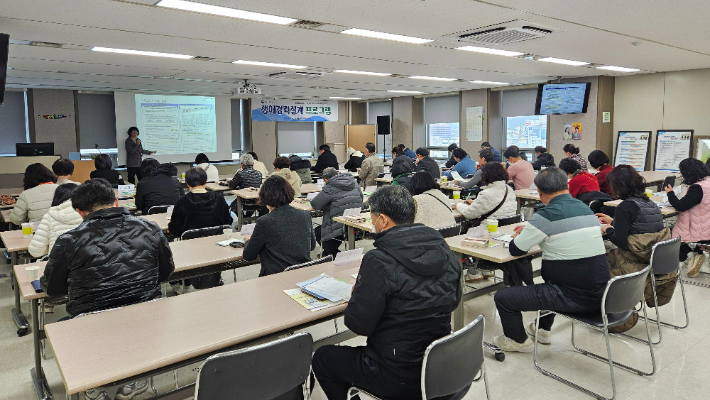광주경영자총협회 중장년내일센터 생애경력설계 프로그램 참가자들이 강의를 듣고 있다. 광주경영자총협회 제공