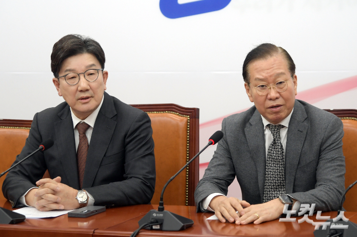 국민의힘 권영세 비상대책위원장과 권성동 원내대표가 7일 오후 서울 여의도 국회에서 윤석열 대통령 석방 관련 긴급 기자회견을 하고 있다. 윤창원 기자
