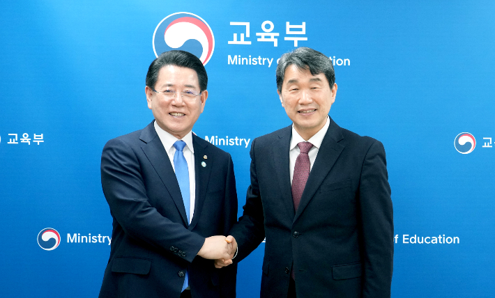 김영록 전라남도지사가 7일 정부서울청사에서 이주호 부총리 겸 교육부 장관을 만나 전라남도 국립의과대학 설립 등 도 현안 해결을 위한 건의를 하고 있다. 전남도 제공