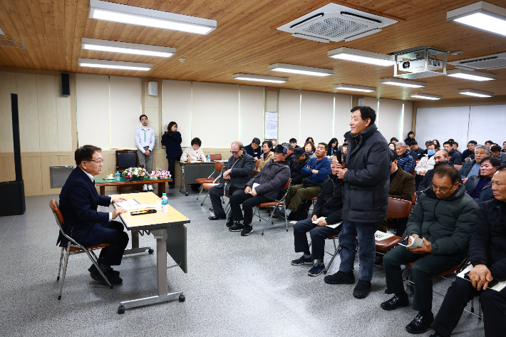 손병복 군수가 주민화합 간담회에서 주민 의견을 청취하고 있다. 울진군 제공