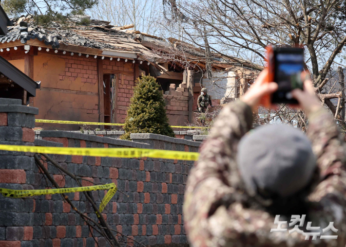 경기 포천시 이동면 노곡리에서 민가에 포탄이 떨어진 6일 오후 마을 일대가 통제되고 있다. 포천=사진공동취재단