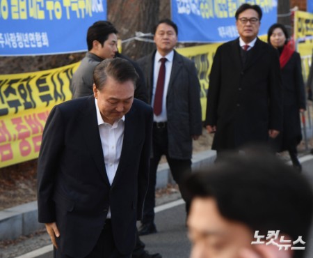 고개숙여 인사하는 윤석열 대통령