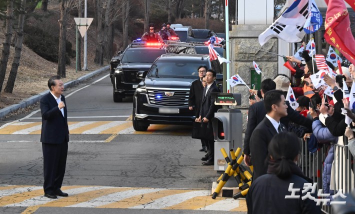 지지자들 앞에 선 윤석열 대통령