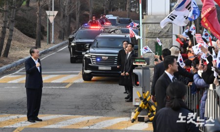 지지자들 앞에 선 윤석열 대통령