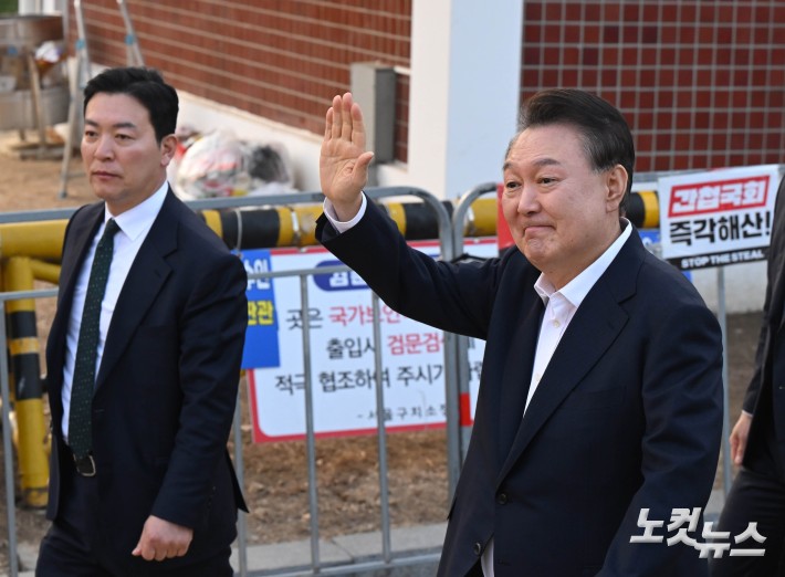 손흔들어 인사하는 尹대통령