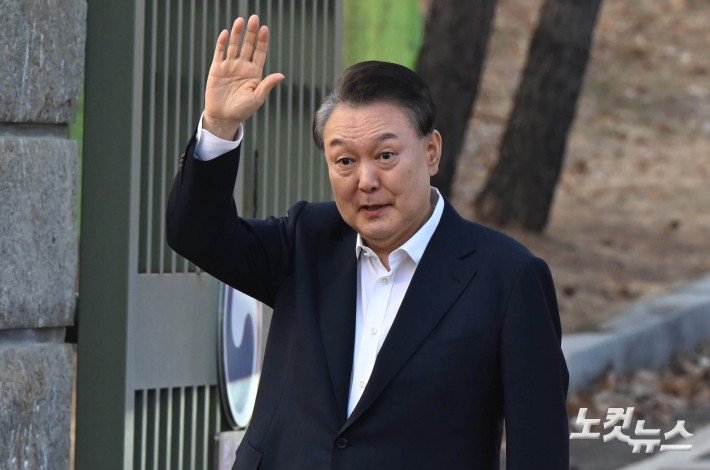 서울구치소 나서는 윤석열 대통령