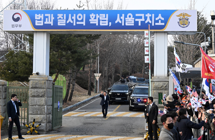 법원의 구속 취소 결정에 검찰이 항고를 포기하면서 석방된 윤석열 대통령이 8일 오후 경기 의왕 서울구치소에서 나와 지지자들에게 인사를 하고 있다. 의왕=황진환 기자