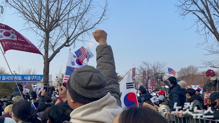 서울 구치소 앞 윤석열 대통령 석방 직전 지지자들의 모습. 김지은 수습기자