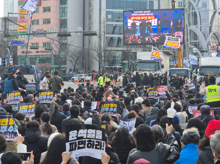 더불어민주당 등 5개 야당이 주최한 '내란종식·민주헌정수호를 위한 윤석열 파면 촉구 범국민대회'가 열리고 있다. 나채영 기자