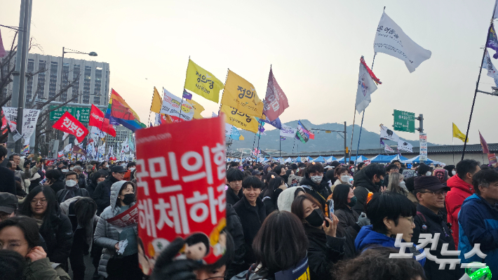 8일 오후 서울 종로구 동십자각에서 비상행동의 탄핵 촉구 집회가 열렸다. 나채영 기자