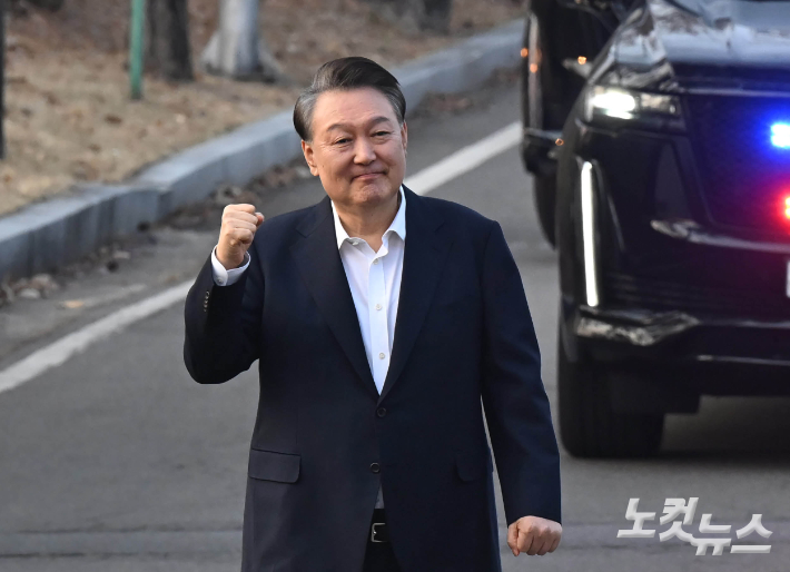 법원의 구속 취소 결정에 검찰이 항고를 포기하면서 석방된 윤석열 대통령이 8일 오후 경기 의왕 서울구치소에서 나와 지지자들에게 인사를 하고 있다. 의왕=황진환 기자