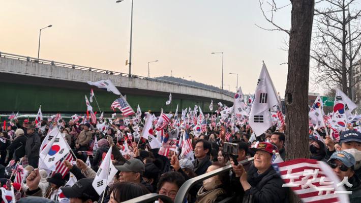 서울 용산구 한남동 관저 인근에서 윤석열 대통령 석방 소식을 들은 지지자들의 모습. 김수정 수습기자