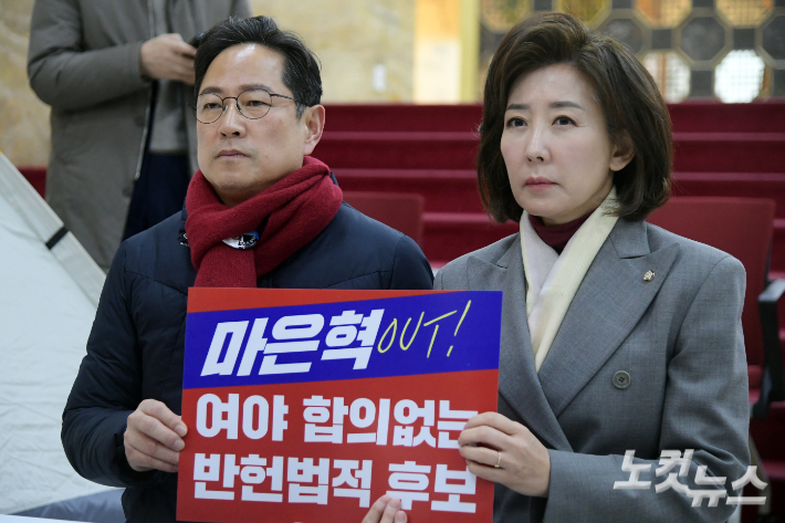 국민의힘 나경원 의원이 지난 4일 서울 여의도 국회 로텐더홀에서 마은혁 헌법재판관 임명에 반대하는 단식농성을 하고 있는 박수영 의원을 찾아 함께 피켓을 들어보이고 있다. 윤창원 기자