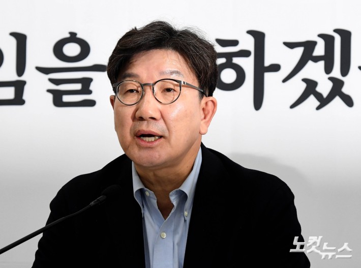 발언하는 권성동 원내대표