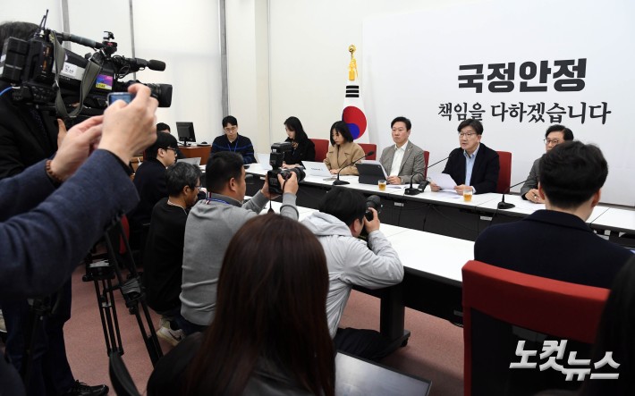 취재진 앞에 앉은 권성동 원내대표