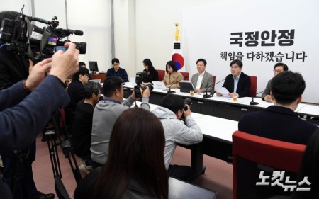 취재진 앞에 앉은 권성동 원내대표