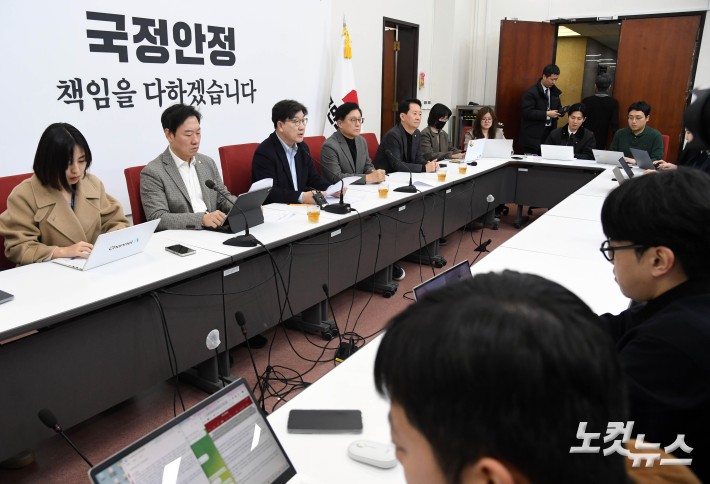 취재진 앞에 앉은 권성동 원내대표