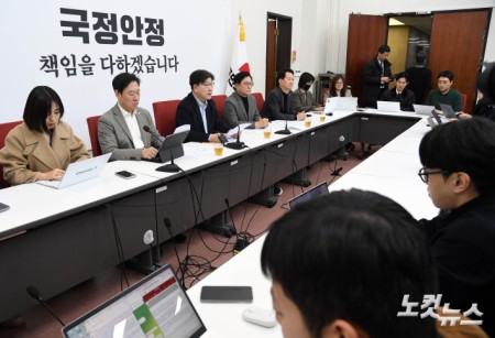 취재진 앞에 앉은 권성동 원내대표