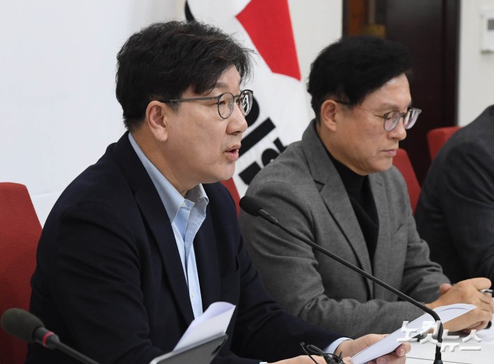 발언하는 권성동 원내대표