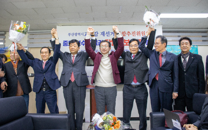 가운데가 중도보수 단일화 후보로 선출된 정승윤 후보. 정승윤 후보 측 제공 