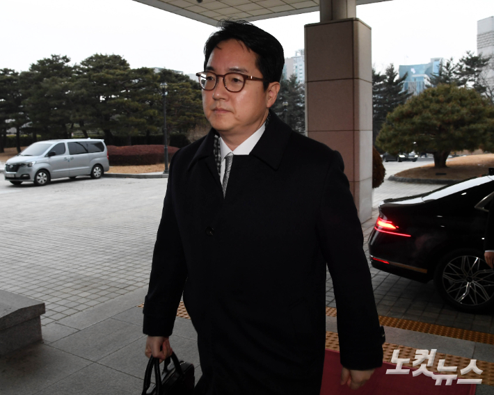 검찰이 지난 26일 내란 우두머리(수괴) 혐의를 받는 윤석열 대통령을 구속 상태로 재판에 넘긴 가운데 심우정 검찰총장이 31일 오전 서울 서초구 대검찰청으로 출근하고 있다. 황진환 기자