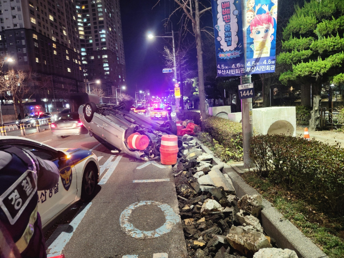 9일 오후 부산 동래구 차량 전복 사고 현장. 부산경찰청 제공