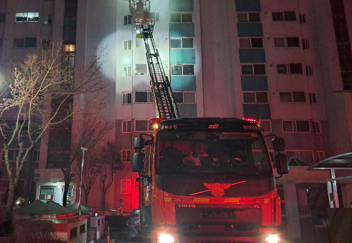 10일 오전 5시 21분쯤 경북 경산시 백천동의 한 15층짜리 아파트 5층에서 불이 났다. 경북소방본부 제공